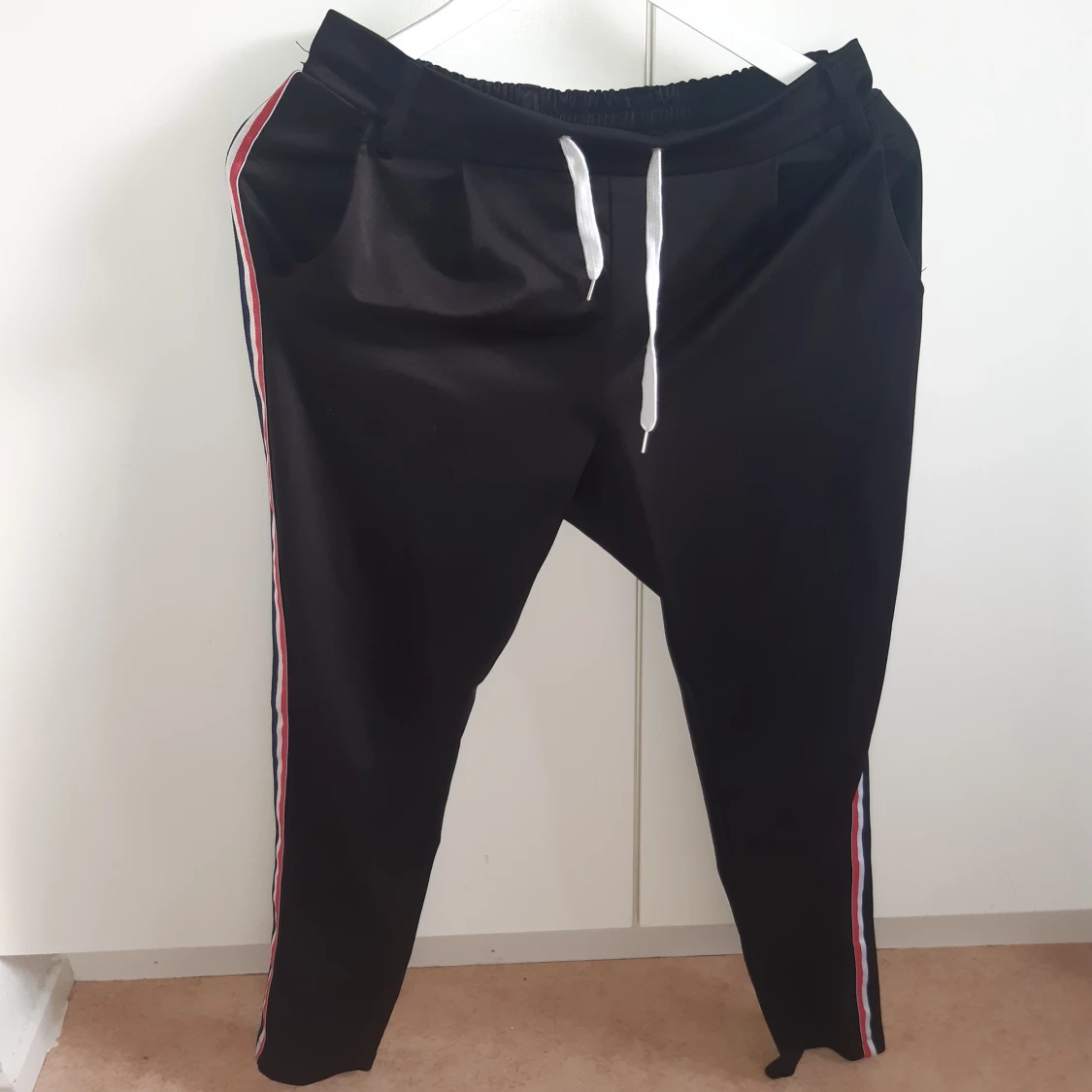 Coola byxor med färgdetalj på sidorna