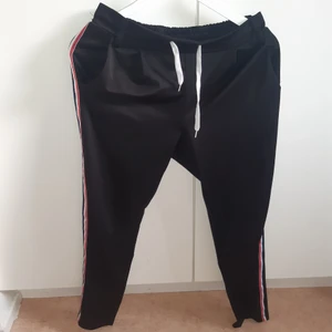 Coola byxor med färgdetalj på sidorna - Superfina byxor med blåa, vita och röda detaljer på sidorna. Från ELFIN i storlek M. Finns i Växjö.  60 lr för frakten. 