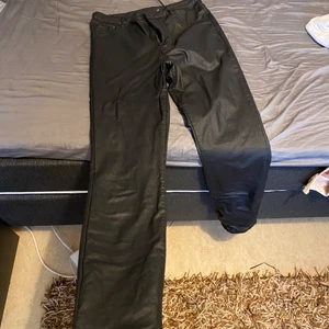 skinnbyxor från HM - säljer ett par skinnbyxor från H&M, Storlek står på bild nr 2 men skulle säga att de är som L. Dom är använda men ändå ett bra skick! Köparen står för frakten💕
