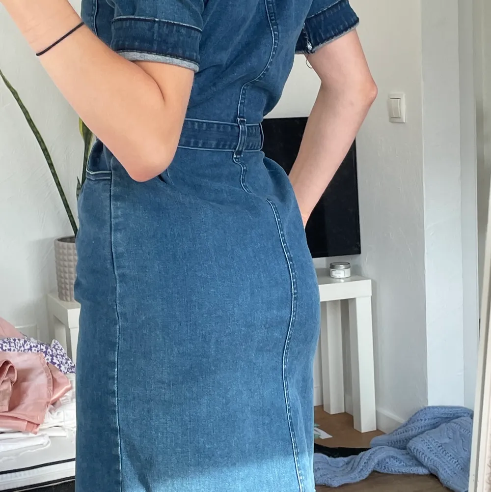 Så fin jeans klänning köpt på en dansk outlet endast använd 1 gång så i bra skick, köptes för 400kr . Klänningar.