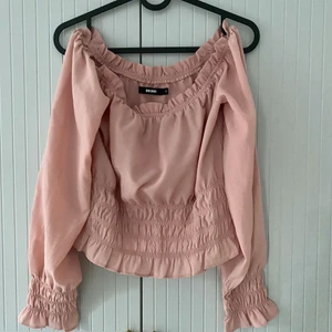 Rosa topp - Jätte fin rosa topp/blus! Knappt använd och som ny! Säljes då den inte kommer till användning. Perfekt en sommarkväll! 😍