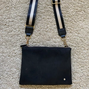 Mocka väska edblad - Super snygg mocka väska ifrån Edblad! Använd ett fåtal gånger så i bra skick! Axelband medföljer😊💕