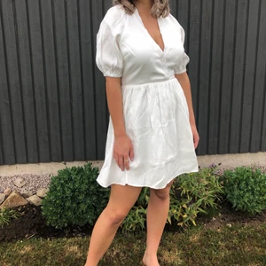 Somrig klänning från NA-KD - Vit klänning från NAKD i strl M. Endast använd 1 gång så i nyskick! Passar till allt nu i sommar! 