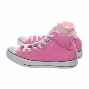 Converse - Fina och fräscha converse i rosa! Kan skicka fler bilder vid förfrågan ✨🥰  säljer pga får skoskav):!!!
