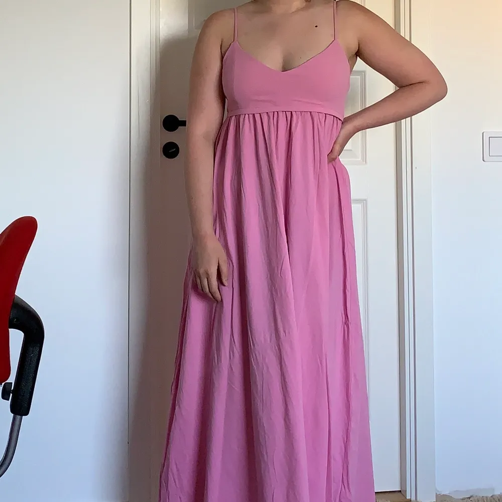 Hej! Säljer denna super fina rosa klänningen köpt från Zara i Storlek M, (hann tyvärr inte stryka den) därför lite skrynklig 💞. Klänningar.