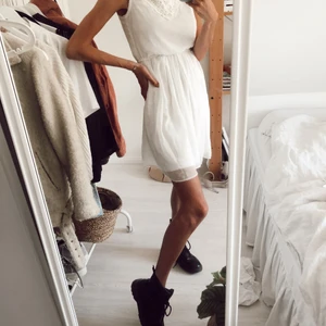 Klänning Kappahl  - Stolek 170 från barnavdelningen men passar i stolek på mig som är 173 och bör vanligtvis S/M🌙 virkade detaljer 