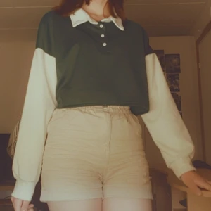 Grön sweatshirt med krage - Grön sweatshirt med 'vaniljgula' ärmar, krage och knappar. Knappt använd. Ger mig 80tals-vibes!!!