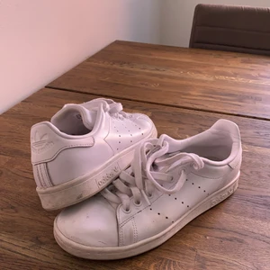 Stan smith  - Adidas stan Smiths använda och smutsiga så klart men tänkte ändå kasta dom om någon orkar tvätta eller färga om dom🤷🏻‍♀️
