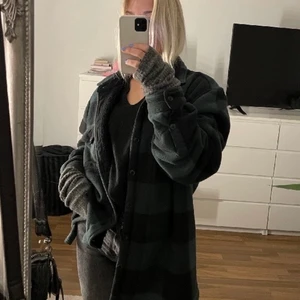 Oversized rutigskjortjacka:) - Säljer min mörkgröna/svarta oversized skjortjacka, köpt hrä på plick (bild 1 är lånad från förra ägaren)🥰Inga defekter, stängs med knappar, har två vanliga jackfickor och även bröstfickor med knapp:) Frakten ligger på 80-100kr, annars möts jag i Malmö/Lund/Åkarp, Flera intresserade=Budgivning