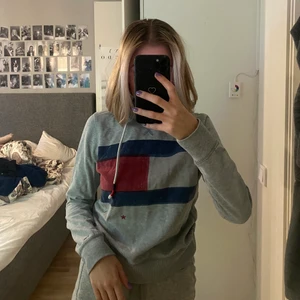 Hoodie - Grå hoodie från Tommy Hilfiger som ser lite "vintage" ut. Inga slitningar utan hoodien ser lixom bara ut såhär :)