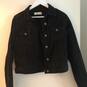 Jeans jacka - Snygg svart jeans jacka. Nyskick då den är använd fåtal gånger! Storlek S. Skicka vid intresse🤗 frakt: 66kr