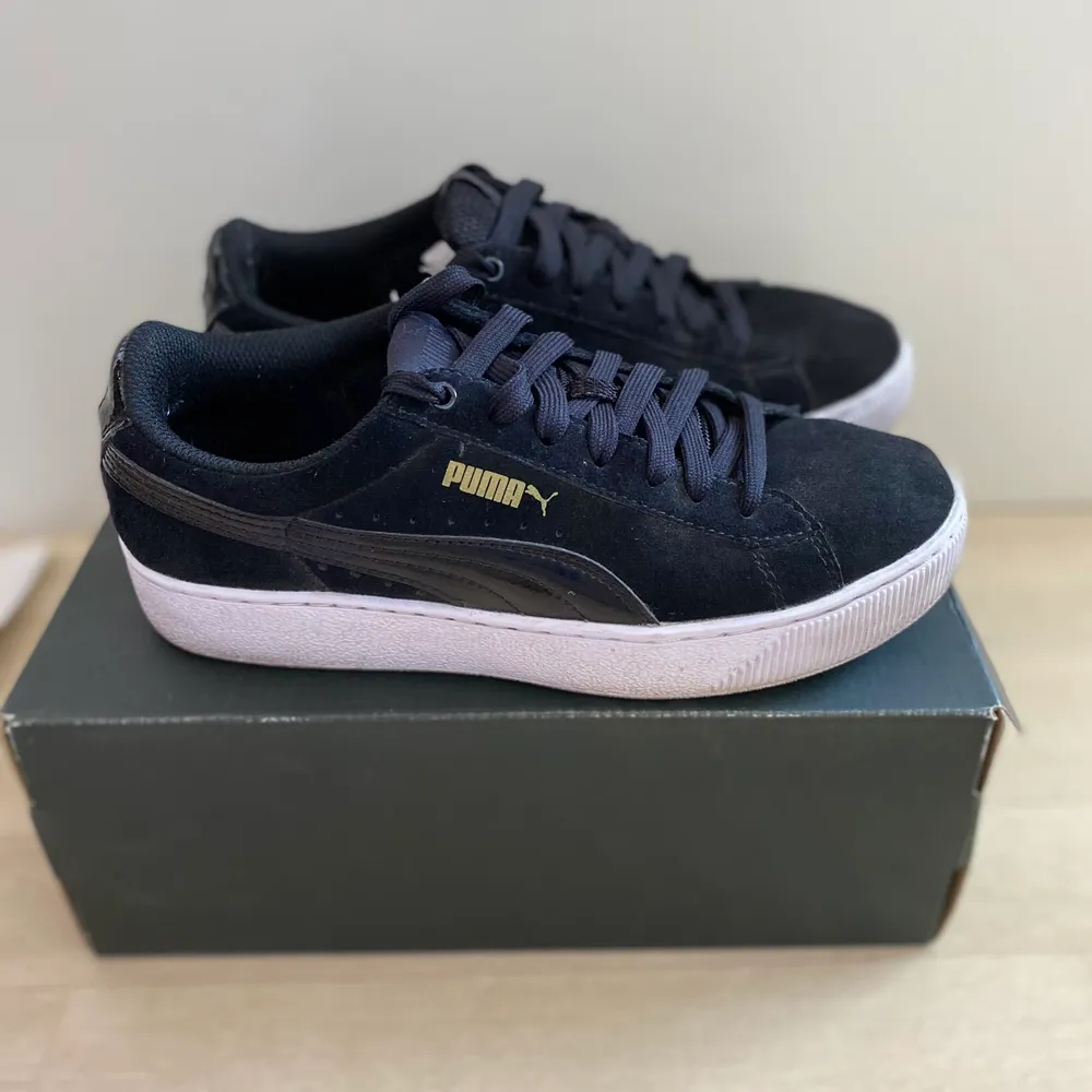 Bekväma och snygga skor från puma. Säljs på grund av att jag har många skor här hemma som ligger utan användning, just dessa är i så gott som nytt skick. Till skillnad från många sneakers är dessa perfekta även för dom med bredare fötter. Köpta för 689kr från intersport. . Skor.