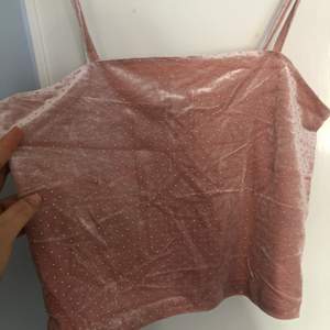 Ett ljus rosa linne från Bikbok med guld detaljer, är i storleken L. Använt ett fåtal gånger men bra skick🌸