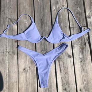Lila bikini  - Jättesöt bikini från SHEIN i storlek S. Säljer den eftersom överdelen är lite stor för mig. Aldrig använd och endast provad, självklart tvättas den innan den skickas. 