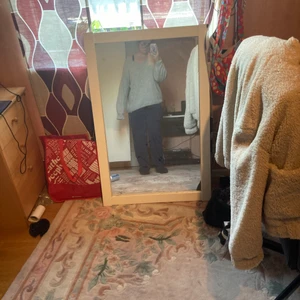 Oversized stickad - En grå pversized stickad tröja som är perfekt för sena sommarkvällar. Offshoulder så sitter inte häller tight runt halsen.