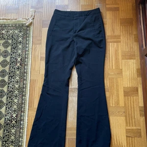 Kostymbyxor  - Nästan nya kostymbyxor. stl S, säljes pga för små.Frakt blir billigare vid köp av flera plagg