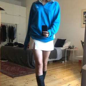 Blå adidas tröja - Super snygg, skön, blå adidas tröja med vita ränder och detaljer. Tränar har en fin krage man kan dra upp och ner