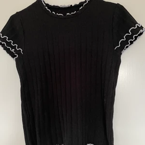Tröja från Zara - Svart tröja från Zara med små volanger i vit färg. Super fin topp som är i mycket fint skick.💕