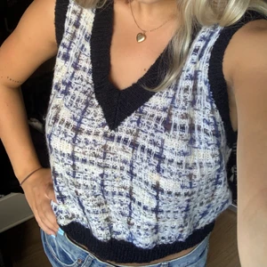 Söt väst - Mysig söt väst, ganska kort. Enkel, fin o ha på sommaren, säljer då den inte kmr till användning. ❤️