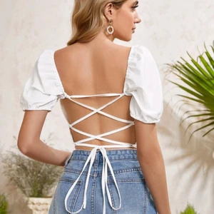 Vit tröja med öppen rygg <3 - Beställde hem denna men den var lite stor för mig⚡️ Den är bara testad en gång och nu upphängd 