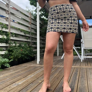 Kjol med snyggt mönster  - Denna är lite för tight för mig som har storlek M. Finns en dragkedja i bak. Köparen står för frakten.