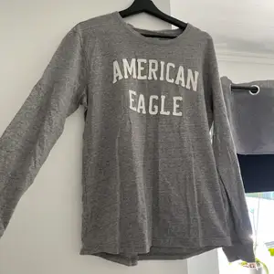 Fin grå långärmad tröja från American Eagle. I jättefint skick.