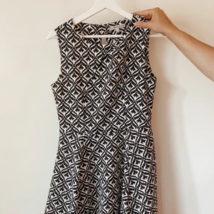 Svartvit klänning - Svartvit klänning som passar både S och M. 