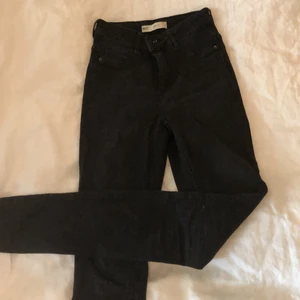 Gina skinnyjeans  - Perfekta svarta skinnyjeansen från Gina tricot, storlek S men passar xs-m bra längd och inga slitningar. Säljer pga de inte används