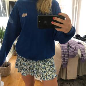 Fundrar på att sälja min fina klarblåa sweatshirt från junkyard 💙  slutsåld på hemsidan ⚡️
