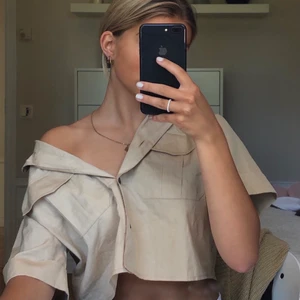 Kort beige skjorta  - Säljer denna lite kortare beigea skjortan i fint skick pga att den inte kommer till användning! Storlek 38, använd få tal gånger