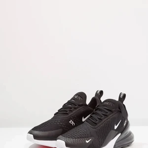 Nike 270  - Helt nya Nike 270 storlek 38. Inköpta i lördags, finns kvitto på när jag köpte dom. Fel storlek och har ej möjlighet att åka tillbaka då butiken är i en annan stad. 