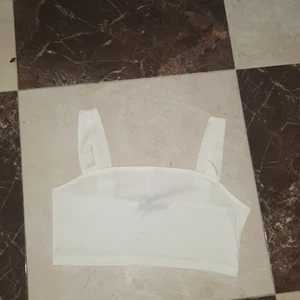 Crooprop från shein  - En crooptop från shein jätte skön fast lite stor för mig! Den är i st S, köpare betalar frakt! Den kostar 30kr, och finns i värnamo om man inte vill ha den fraktad!