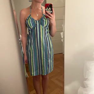 Klänning - Superfin klänning från H&M, finns ej längre. Skicket är precis som nytt. 