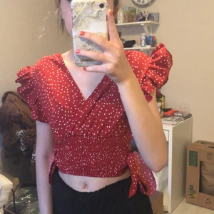 Snygg topp - Ursnygg topp från shein. Passar perfekt till midsommar! Storlek Xs men sitter som en S