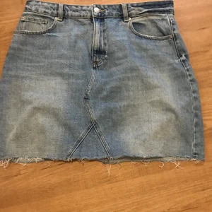 Jeanskjol från Bikbok strl 44 - Säljer nu min jättefina blåa jeanskjol från bikbok. Använd två gånger men Inge märken eller fläckar så den är som i ny skick!🤩 köparen står för frakten