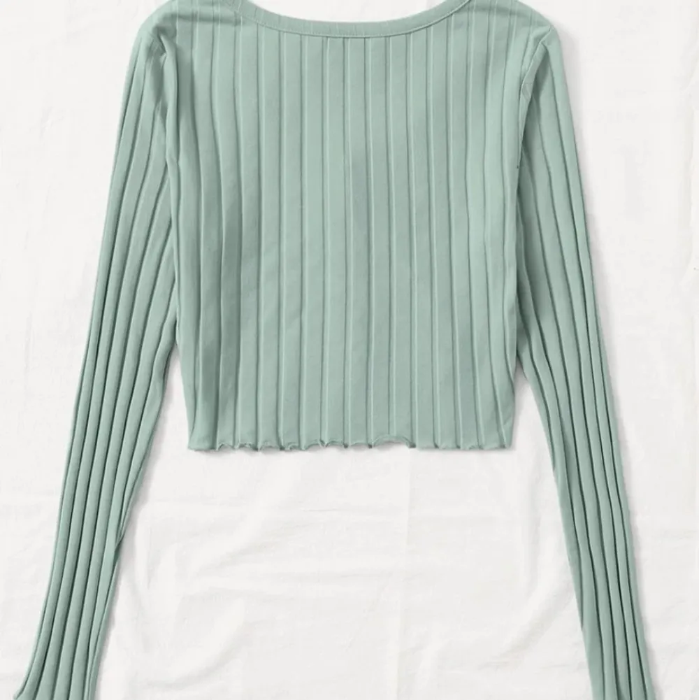 Säljer denna fina tröja! Använd en gång, så den är som ny!💓💕 OBS! Lånad bild, för mer bilder kontakta mig💖 Storlek S . Tröjor & Koftor.