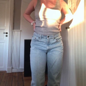 Vintage levis jeans  - Vintage levis jeans som tyvärr inte kommer till användning. Passar lite oversized på storlek M och det finns tecken på användning längst ner på byxorna (skriv privat för detaljer och bilder) men annars i bra skick. Frakt ingår ej💓