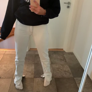Zara jeans - Säljer nu mina jättepopulära jeans från Zara ! De passar perfekt nu till sommaren. Ser lite använda ut längst ner men inget som syns när de väl är på 😋