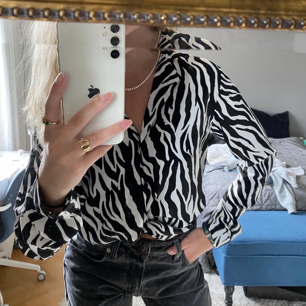 Supersnygg skjorta med zebraränder!🦓💜 superfint skick!! Bara att skriva om du har några frågor eller funderingar❤️‍🔥 . Skjortor.