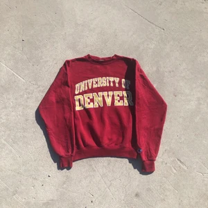 CHAMPION SWEATSHIRT!! 🧱🌱 - Champion sweatshirt från university of Denver. Tröjan är Xs och är tts. Skicket är i normalt vintage skick. Tveka inte att höra av dig om du undrar något! 🌱🧱
