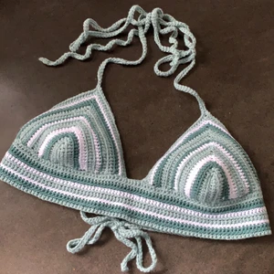 Halterneck topp - Säljer denna fina halterneck toppen som jag har virkat själv!🥰 Den har knytning både i ryggen och runt nacken så den går att justera till önskad storlek! Perfekt nu till sommaren!☀️🤩Jag säljer även en annan liknande virkad topp i min profil🤗💕