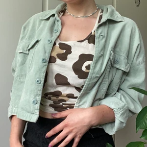 Mintgrön jacka - Säljer denna tunna jacka från forever21, köpt för många år sen men knappt använd. Den är i en fin mintgrön färg och är i manchestermaterial, men väldigt mjuk och skön.🍏🍏