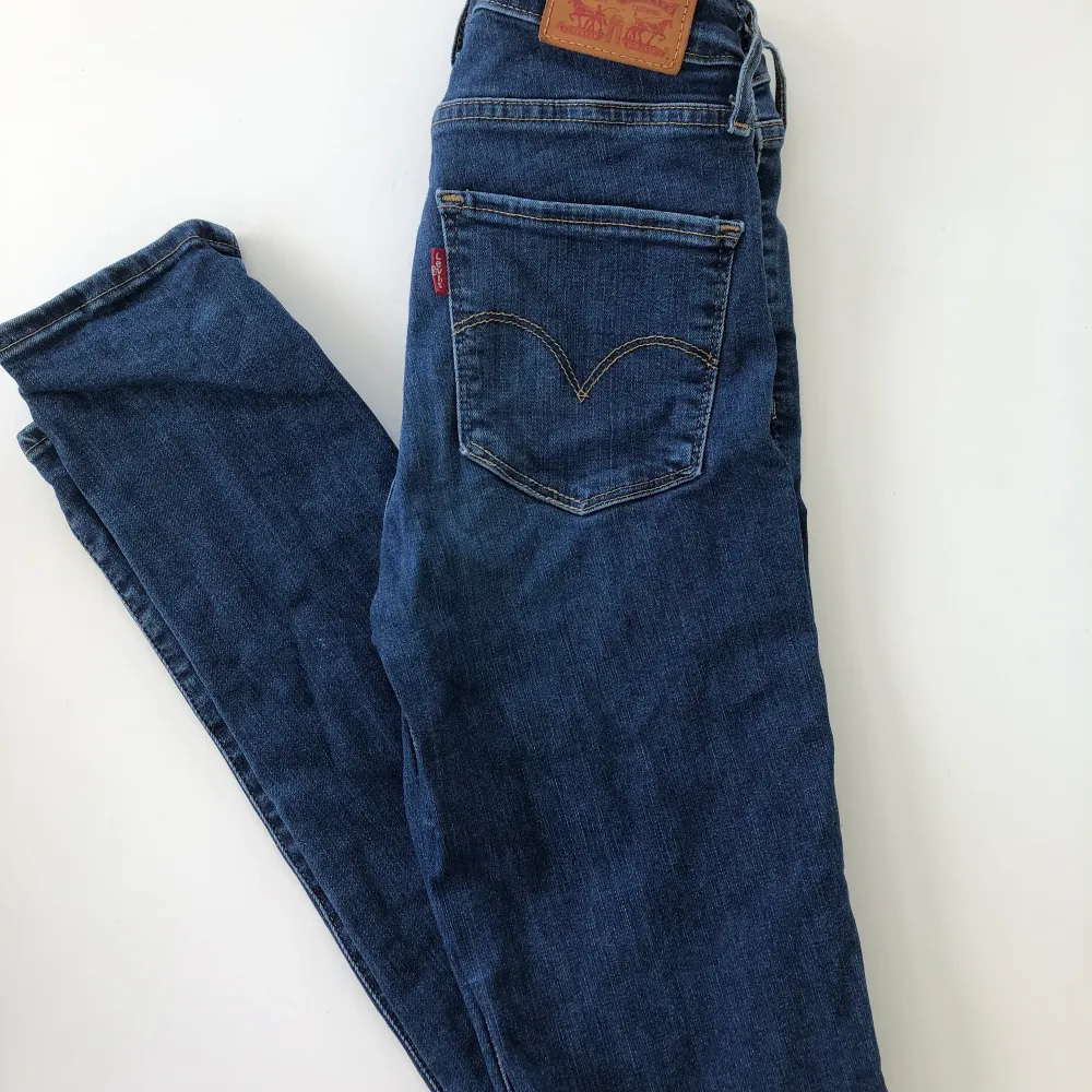 High rise skinny jeans från Levis i w25 l32. Bra skick och har en snygg mörkblå färg. Pris: 300kr + frakt😃. Jeans & Byxor.
