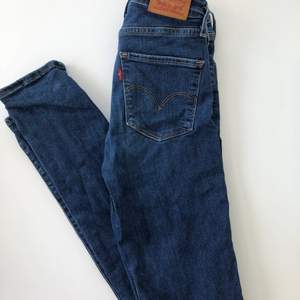 High rise skinny jeans från Levis i w25 l32. Bra skick och har en snygg mörkblå färg. Pris: 300kr + frakt😃