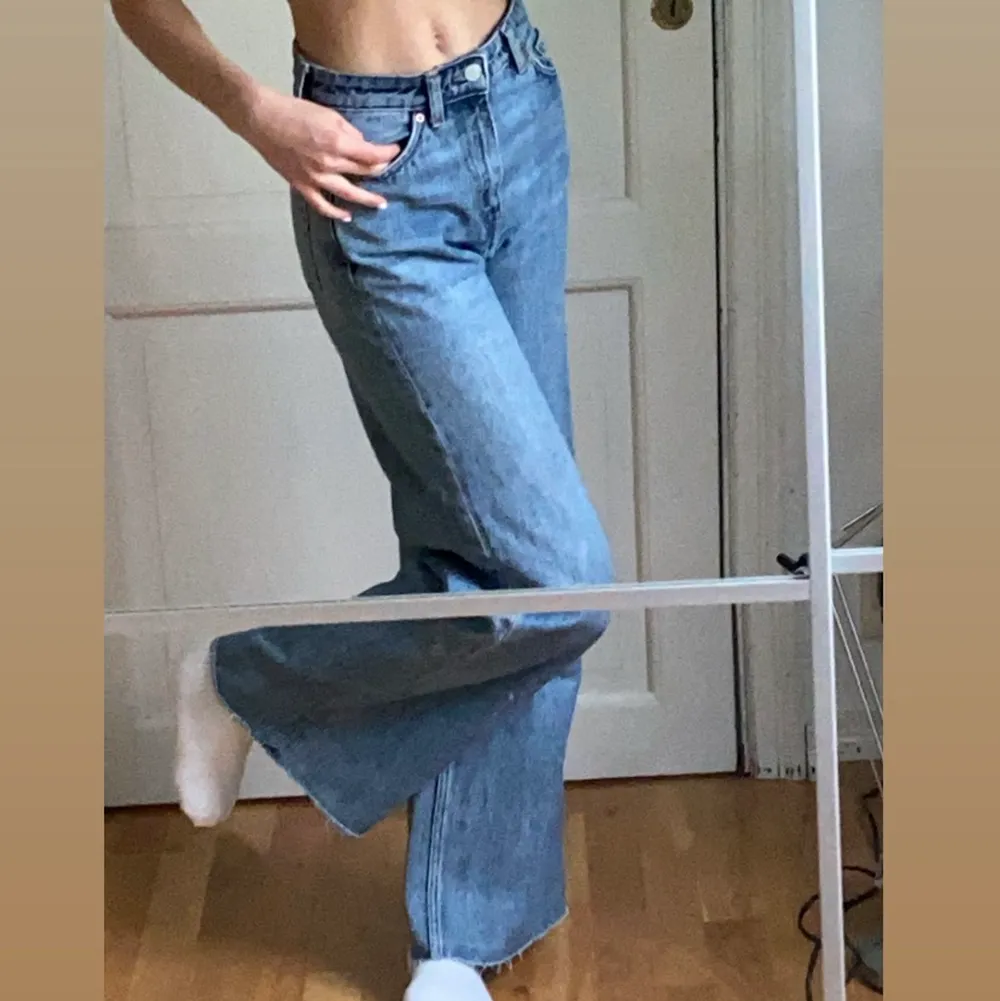 Så fina jeans från weekday i strl 24 som tyvärr har blivit lite för korta för min smak:( nyskick! Alla mina mått står i profilen men tveka inte att höra av dig vid frågor🌼. Jeans & Byxor.