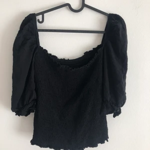 Smockad blus med fyrkantig urringning från Nakd - Smockad blus med fyrkantig urringning från Nakd i storlek 38, använd bara en gång 🖤 80kr+ frakt 📦 