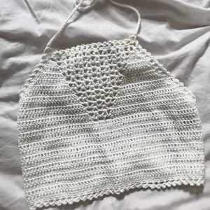 Virkad topp  - Söt virkad turtleneck topp från Bik Bok i bra skick 🌸 Storlek XS!  Säljer då den inte kommer till användning. 