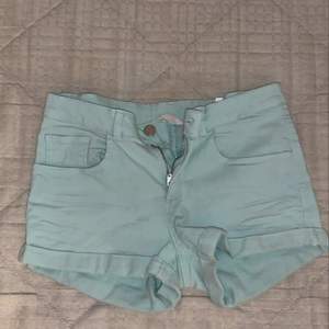 Ljusblåa jeansshorts i fint skick. Storlek 158 men skulle säga att dom passar nån mindre storlek också. Betala gärna med swish och möt helst upp i Linköping. ENDAST SERIÖSA KÖPARE!!!