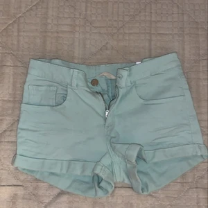 Ljusblåa Jeansshorts  - Ljusblåa jeansshorts i fint skick. Storlek 158 men skulle säga att dom passar nån mindre storlek också. Betala gärna med swish och möt helst upp i Linköping. ENDAST SERIÖSA KÖPARE!!!