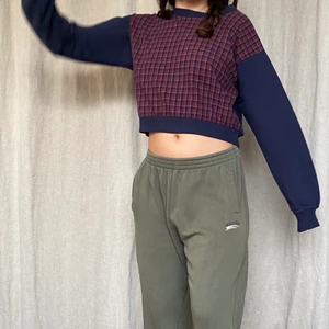 Croppad tjocktröja - Unik tjocktröja med fin rutig framsida😊 bra skick. 